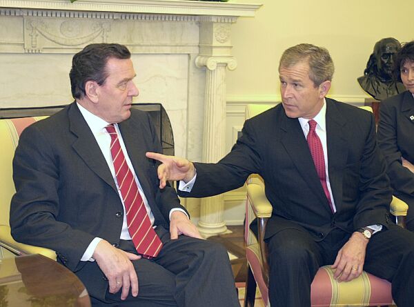 George W. Bush und Gerhard Schröder in Washington (48618 Bytes)